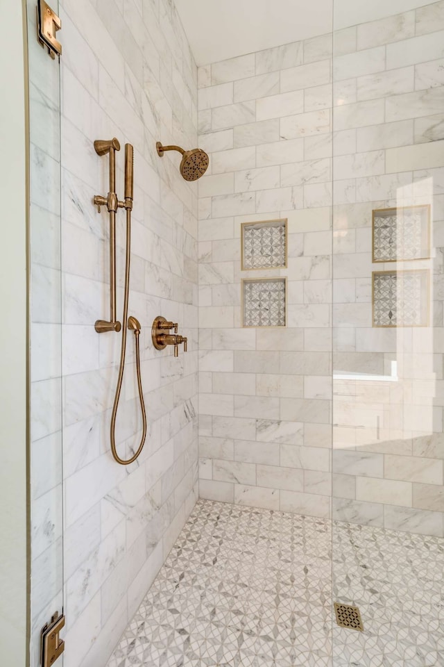 bathroom featuring a tile shower