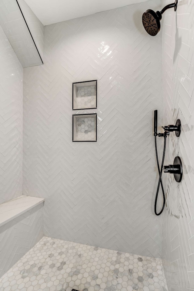 bathroom featuring tiled shower