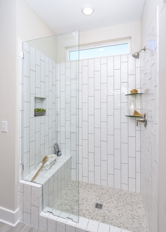 bathroom featuring a healthy amount of sunlight and a tile shower