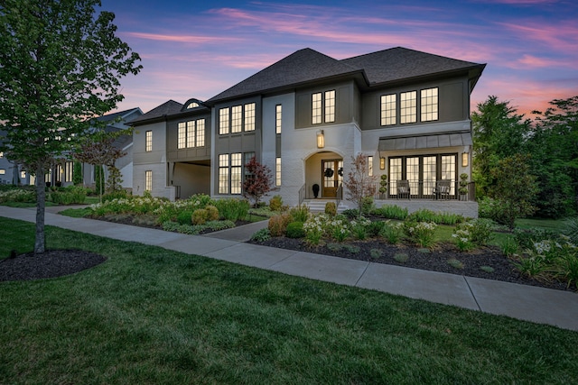 view of front of property featuring a yard