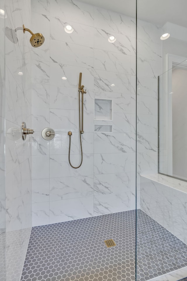 bathroom featuring tiled shower