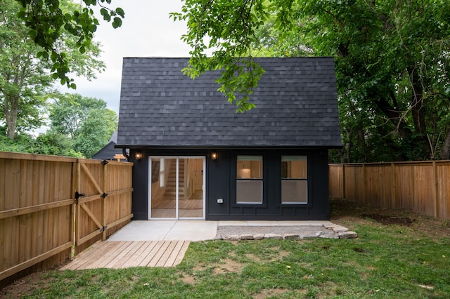 view of outdoor structure with a yard