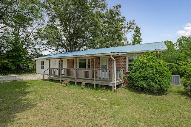 view of front facade featuring a porch and a front lawn