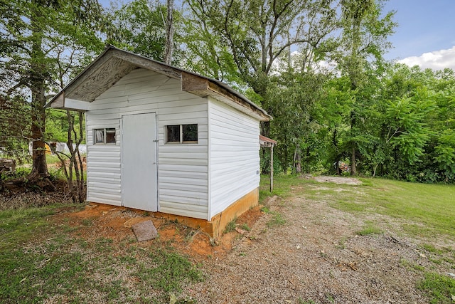 view of shed / structure with a yard