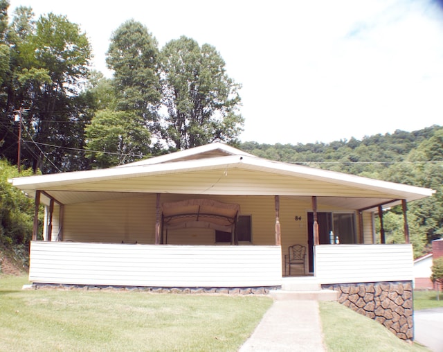 view of front of house featuring a front lawn and covered porch