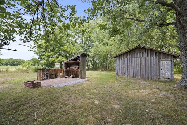 view of yard featuring an outdoor structure