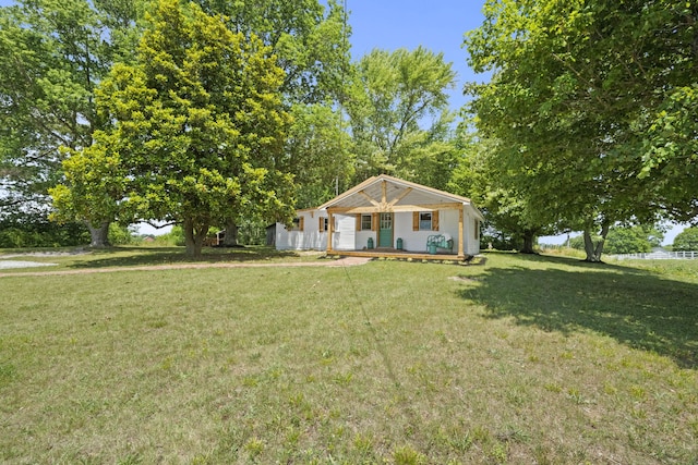 view of front of property featuring a front yard