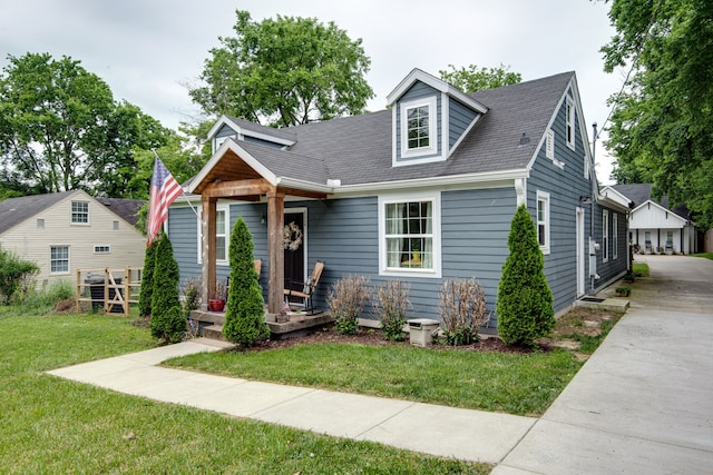 view of front of house with a front lawn