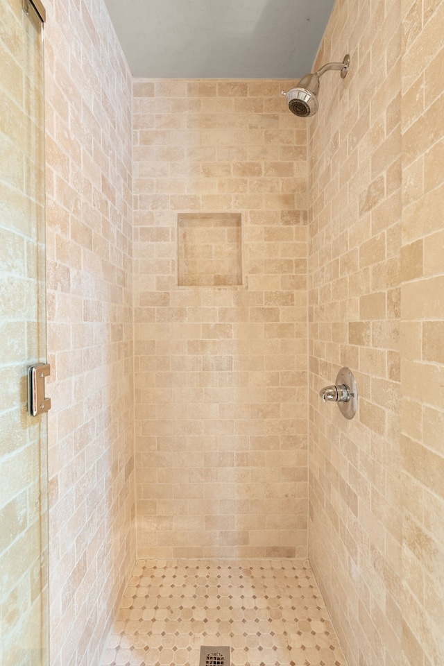 bathroom featuring a tile shower