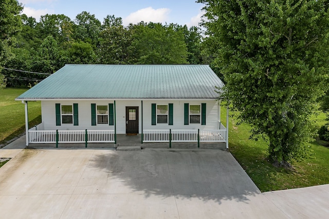 view of front of property featuring a front lawn and covered porch