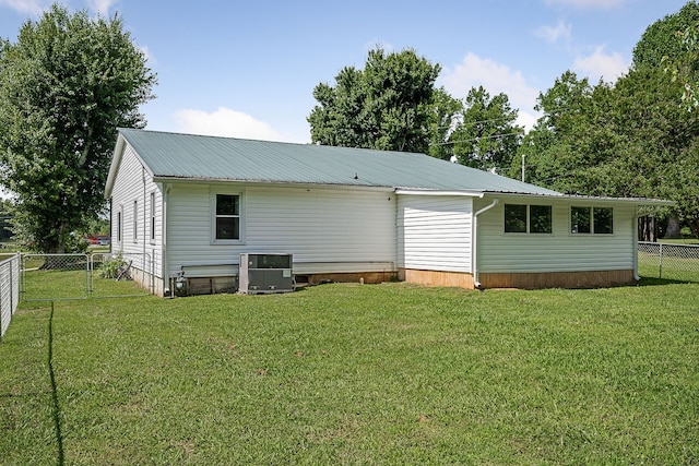 rear view of house featuring a yard