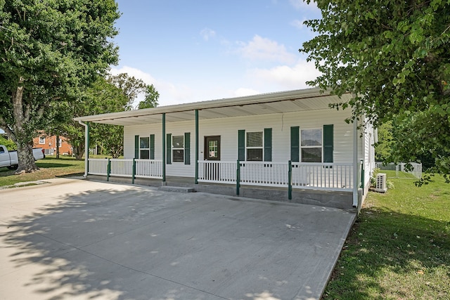 view of front of property featuring a front yard and covered porch