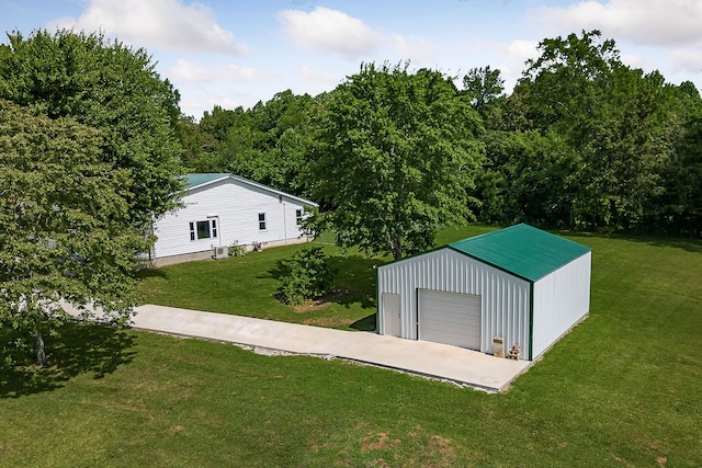 view of yard featuring an outdoor structure and a garage