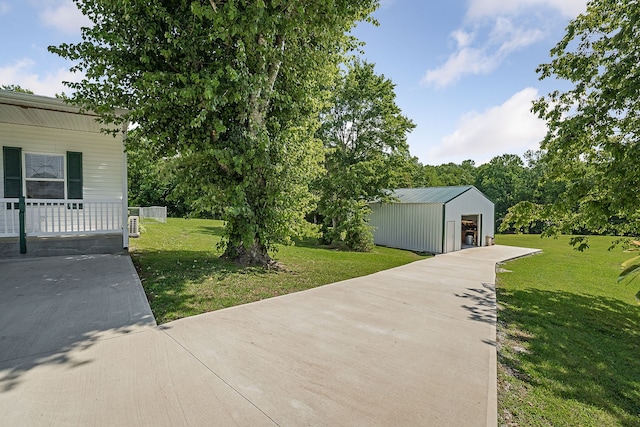 view of yard featuring an outdoor structure and a garage