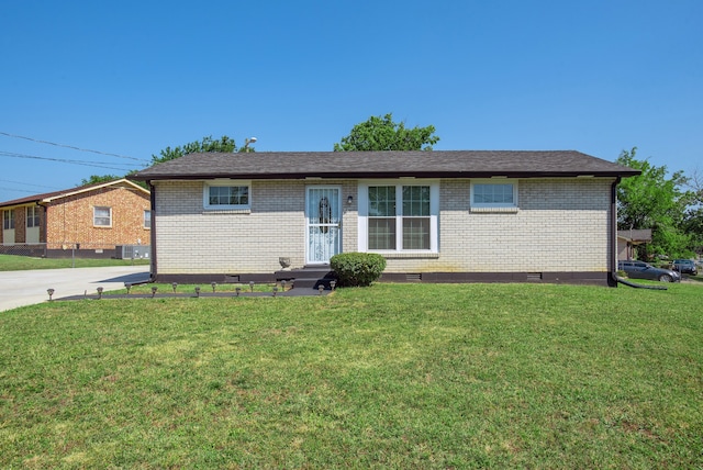 single story home featuring a front lawn