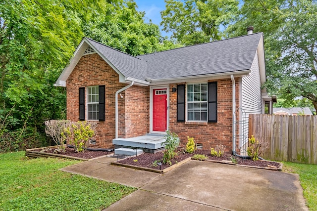 view of front of home featuring a front lawn