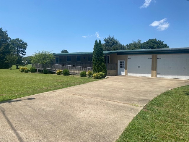 view of front of house featuring a front yard and a carport