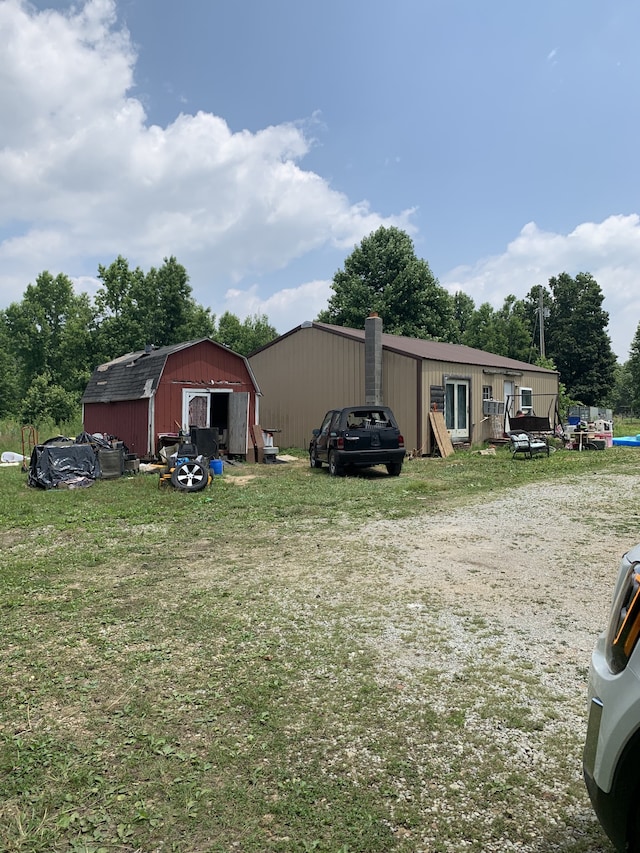 view of yard featuring an outdoor structure