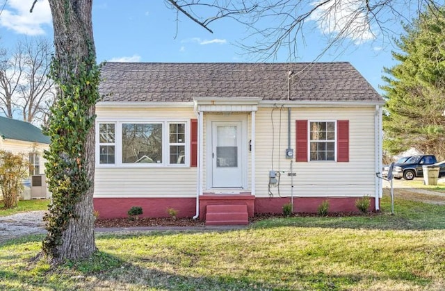 view of front facade featuring a front lawn