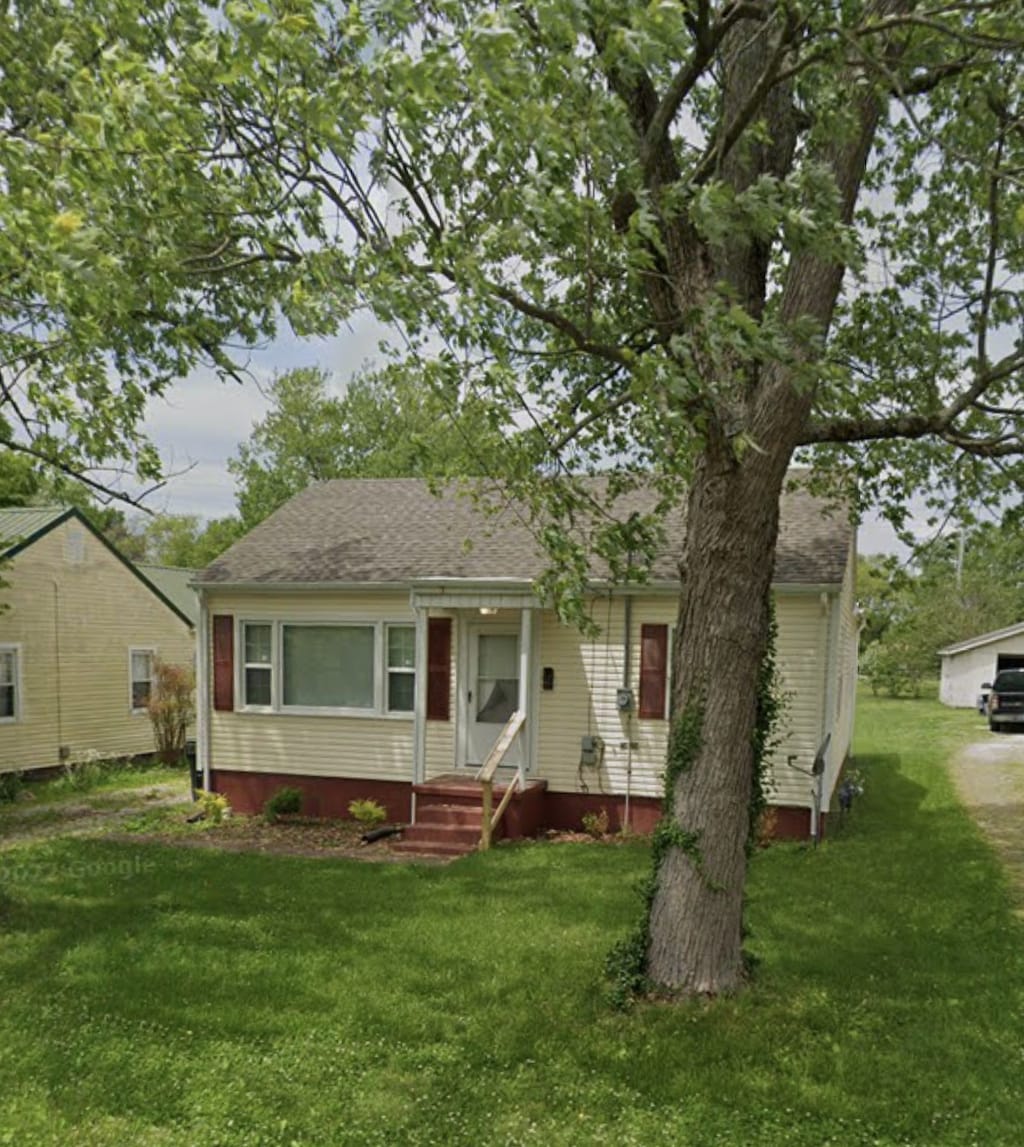 view of front facade featuring a front yard