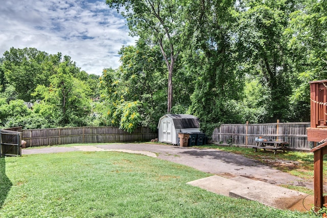 view of yard featuring a storage shed