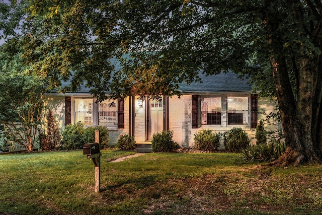 view of front of house with a front lawn