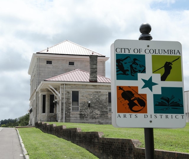 community / neighborhood sign featuring a yard