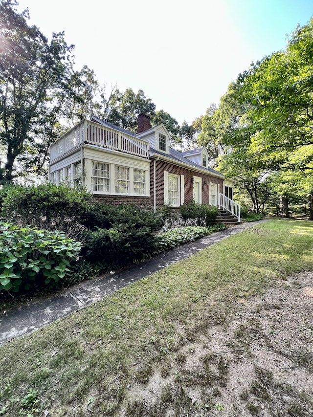 view of front of property featuring a front lawn