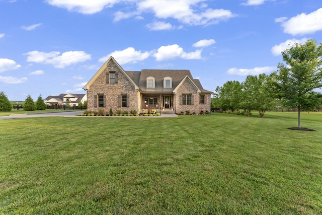 view of front of property featuring a front yard