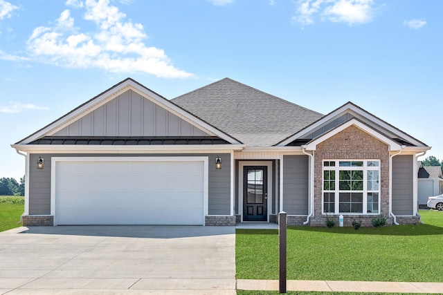 craftsman inspired home with a front lawn and a garage