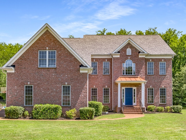 colonial home featuring a front lawn