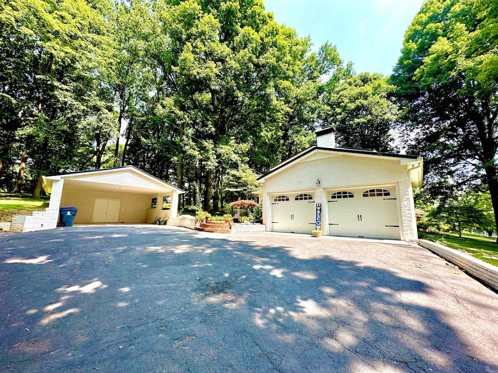 view of front of property featuring an outdoor structure