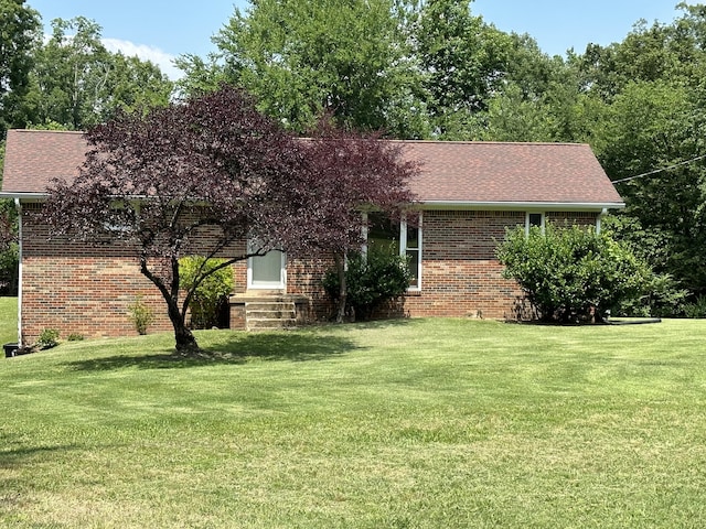 view of front of house featuring a front yard