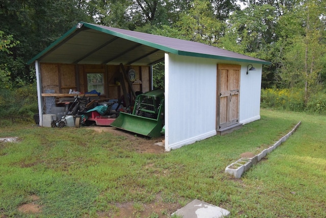 view of shed / structure featuring a yard