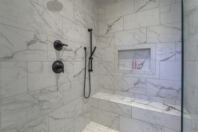 bathroom featuring a tile shower