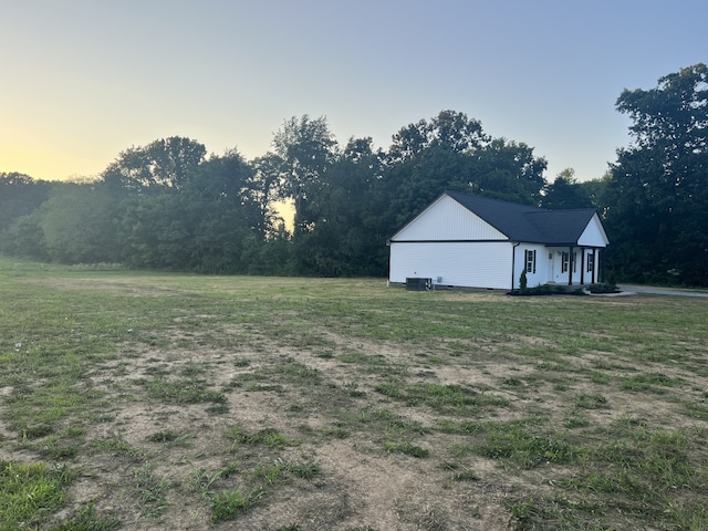 view of yard at dusk