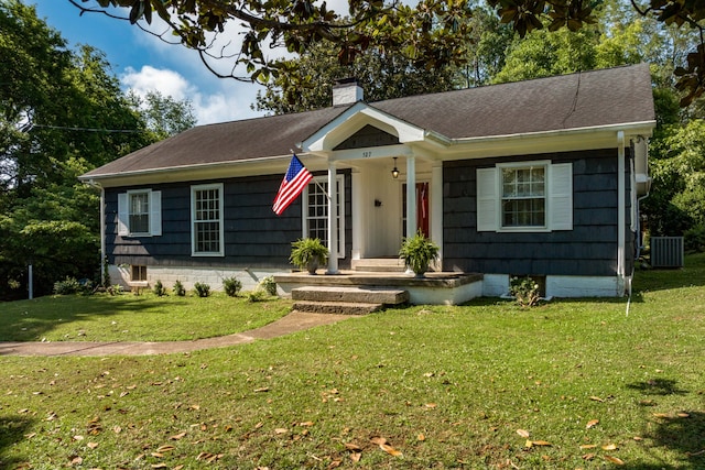 view of front facade featuring central AC and a front yard