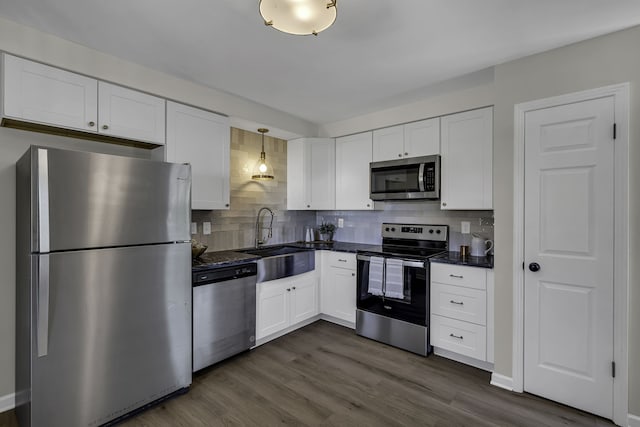 kitchen with tasteful backsplash, stainless steel appliances, sink, and dark hardwood / wood-style flooring