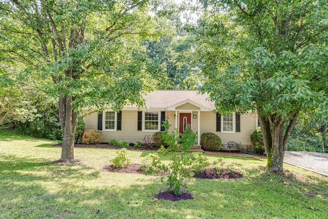 view of front facade featuring a front lawn