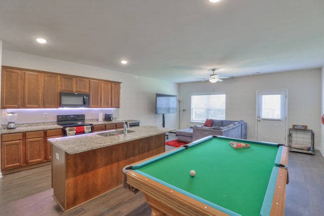 game room with ceiling fan, sink, hardwood / wood-style floors, and pool table