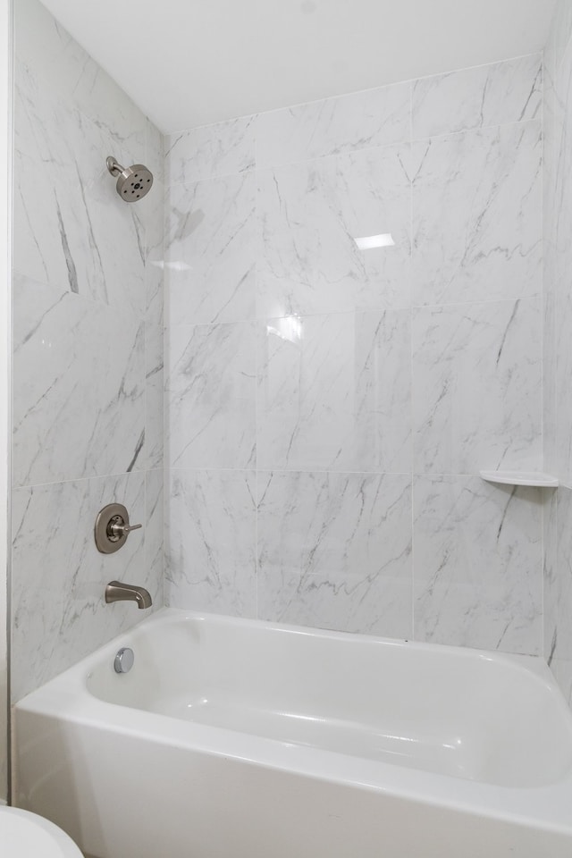 bathroom featuring tiled shower / bath combo