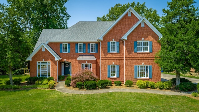 view of front of property featuring a front lawn