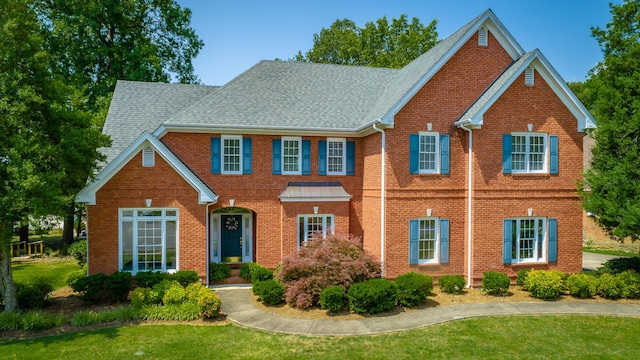 view of front of home featuring a front lawn