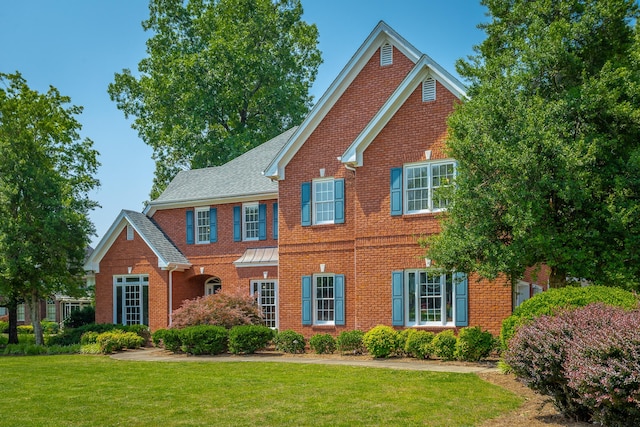 view of front of home with a front lawn