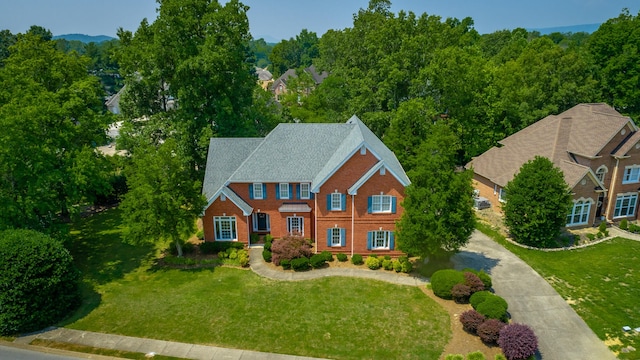 view of front of home featuring a front yard