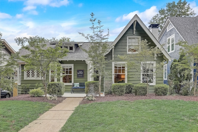 view of front of house featuring a front lawn