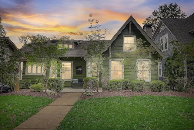 view of front facade with a lawn