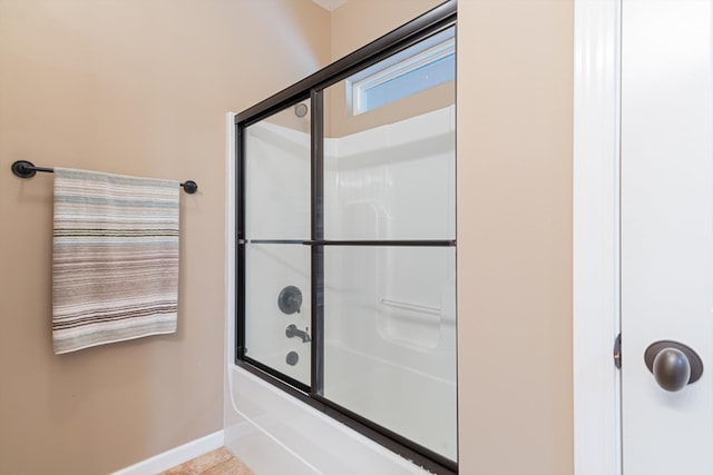 bathroom with enclosed tub / shower combo