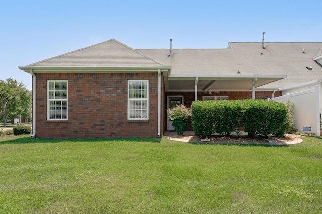 back of house featuring a lawn