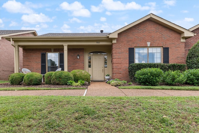 view of front of house featuring a front lawn